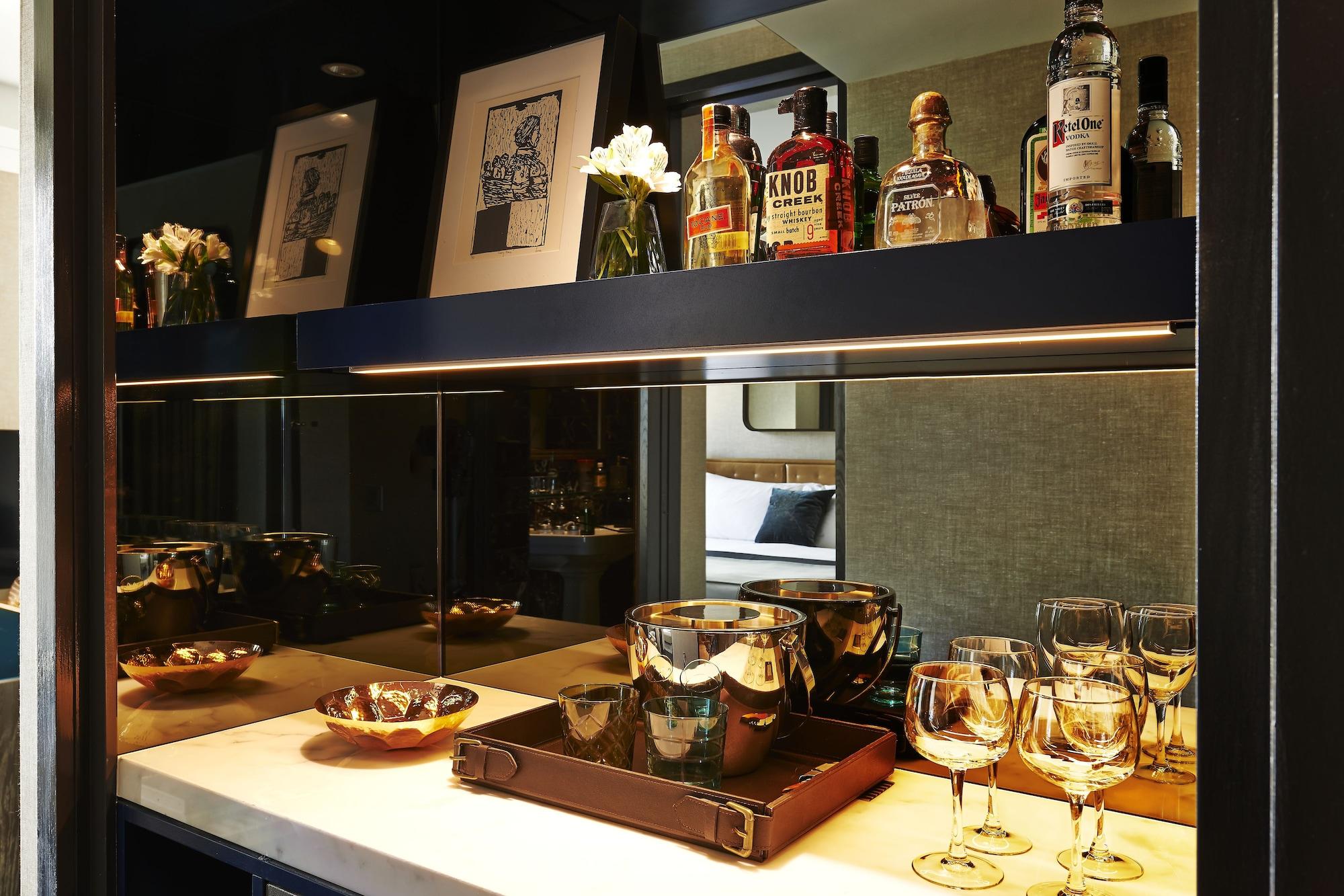 Sixty Soho Hotel New York Exterior photo A wet bar
