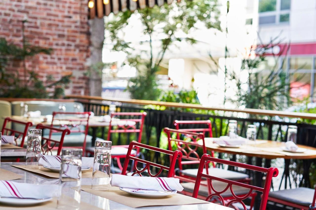 Sixty Soho Hotel New York Exterior photo The patio at the restaurant