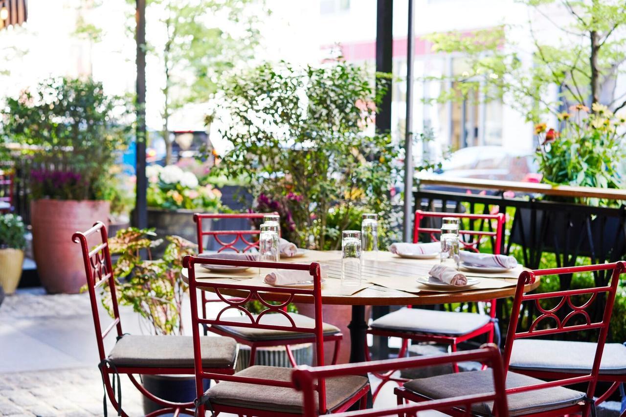 Sixty Soho Hotel New York Exterior photo The patio at the restaurant